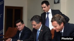 Armenia -- Minister of Economy Tigran Davtian (C) and a representative of the Argentine company Corporacion America sign an agreement on a free economic zone at Zvartnots airport, 14Jul2011
