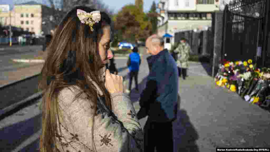 Кияни несуть квіти до посольства Росії в пам'ять про жертви авіакатастрофи російського літака в Єгипті. Київ, 1 листопада 2015 року