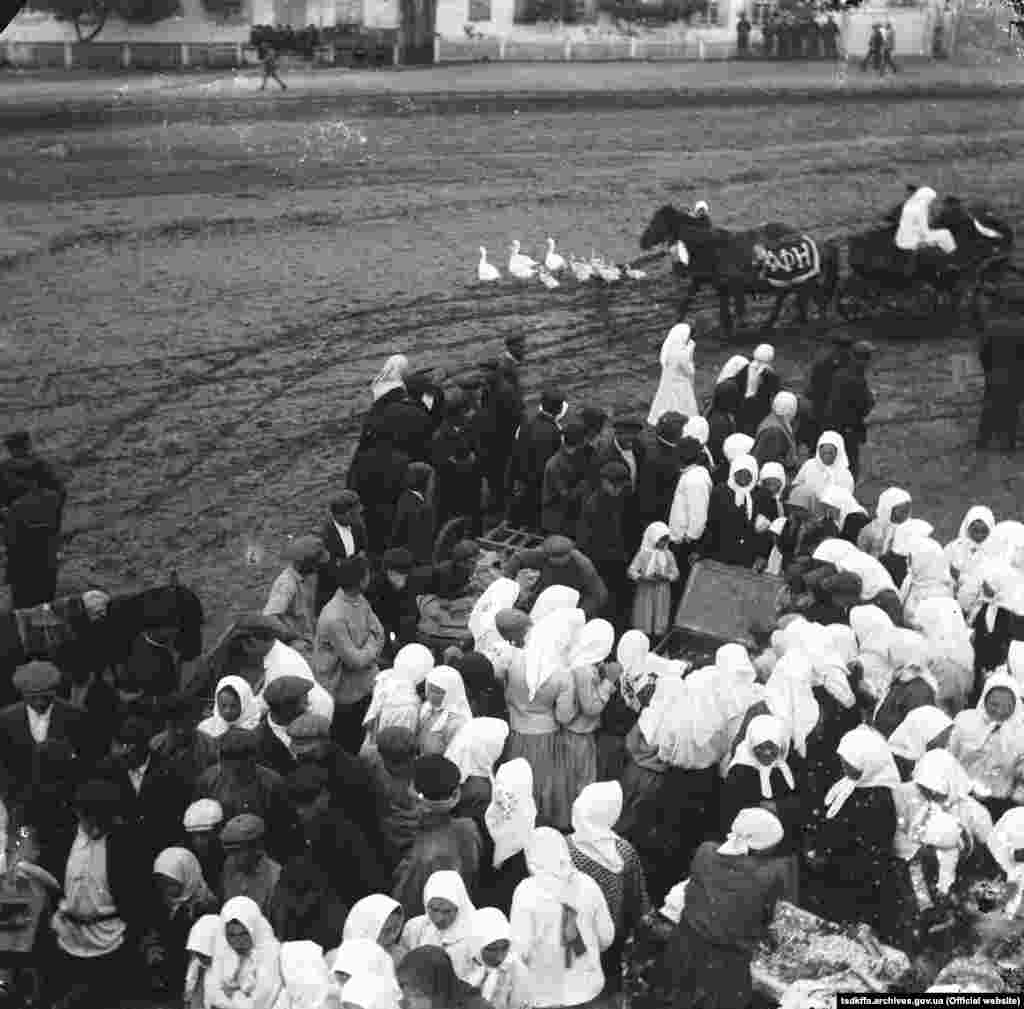 Збори селян у селі Удачне Гришинського району Донецької області під час колективізації, 1930–1933 роки