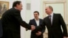 Президент РФ Володимир Путін обмінюється рукостисканням з (на той час) міністром енергетики Греції Панайотисом Лафазанісом, поруч із яким стоїть тодішній прем'єр-міністр Греції Алексіс Ципрас. Москва, 2015 р. У 2023 Лафазаніс заснував проросійську партію ДІКЕА.