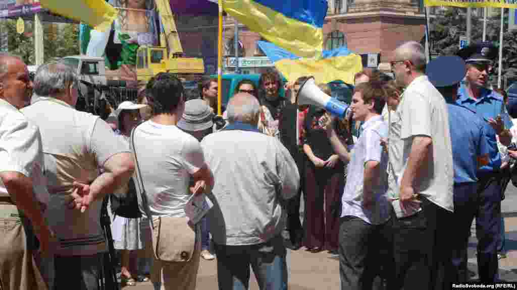 Кілька десятків харків’ян зібралися на площі Свободи
