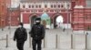 Полицейские патрулируют Красную площадь. Москва, 30 марта 2020 года
