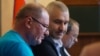 Ильми Умеров с адвокатами на заседании суда.