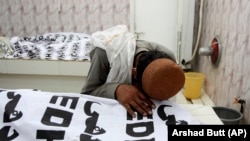 مستونګ کې د بمي چاودنې پر یوه مړي یې خپلوان ویر کوي.