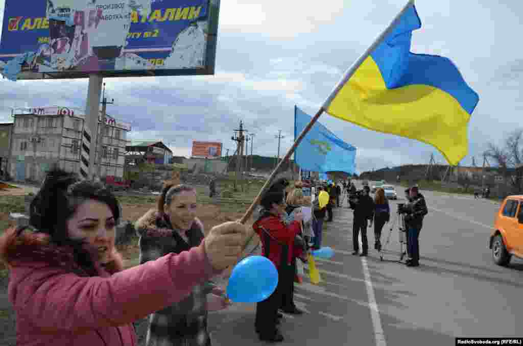 Несколько сотен женщин с крымскотатарского массива Строгановка на окраине Симферополя в четверг провели акцию за мир и против пребывания российских войск в Крыму. 