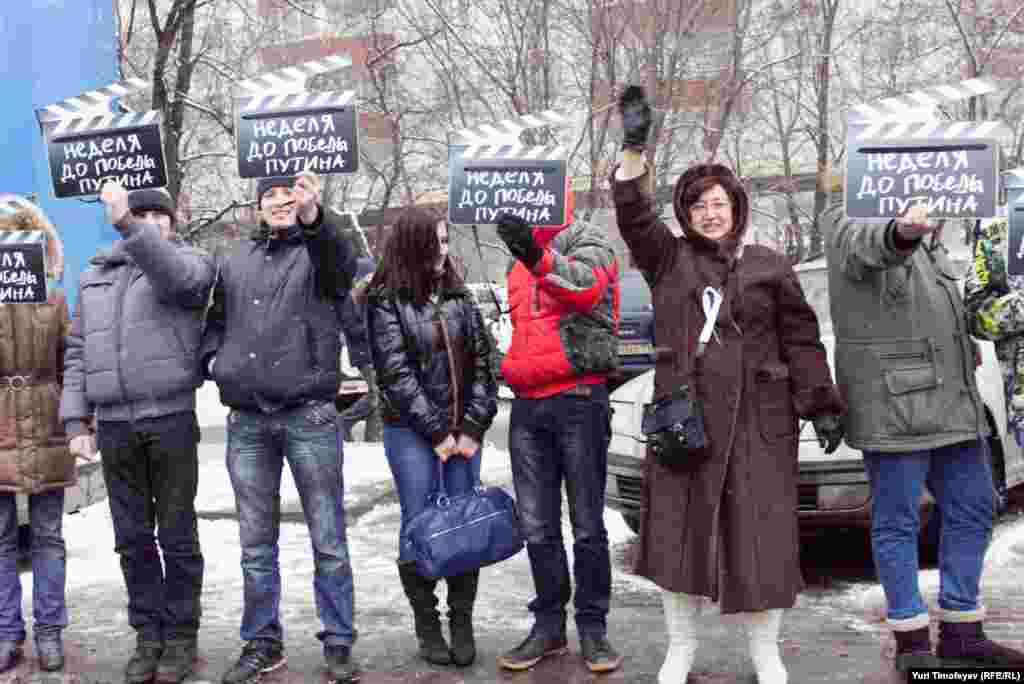 Участница Большого Белого круга в окружении провокаторов из движения "Сеть".