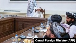 افغانستان کې د طالبانو د سرپرست حکومت رييس الوزرا ملا محمد حسن اخون د کابينې له غړيو سره. انځور له ارشيفه