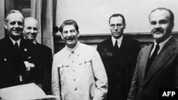 Риббентроп (сулда), Сталин һәм Молотов (уңда), Мәскәү, 23 август 1939 ел