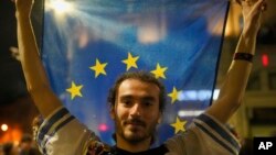 რუმინეთში ხალხი დემოკრატიის გამარჯვებას ზეიმობს - არჩევნების მეორე ტურში პრორუსული განწყობებით ცნობილი ნაციონალისტი კანდიდატი დამარცხდა