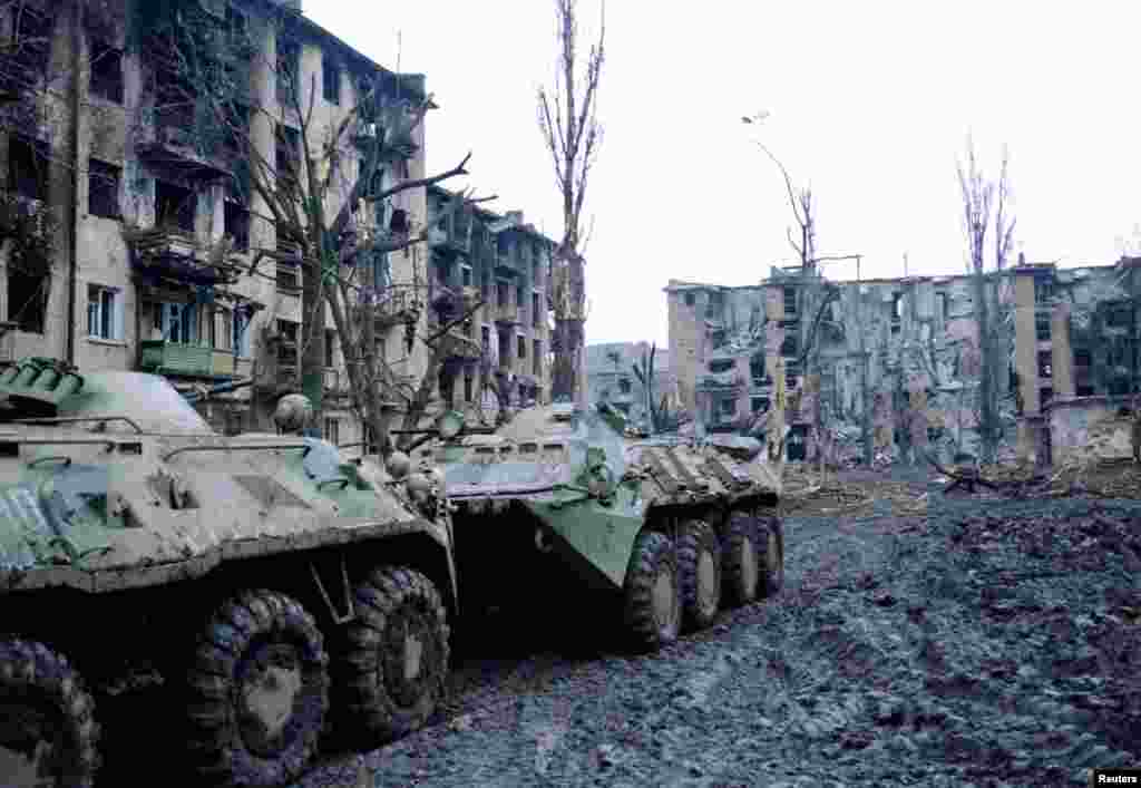 Через несколько недель обстрелов чеченские военные отступили из Грозного и ушли в горы На фото – россияне патрулируют город на бронетранспортерах