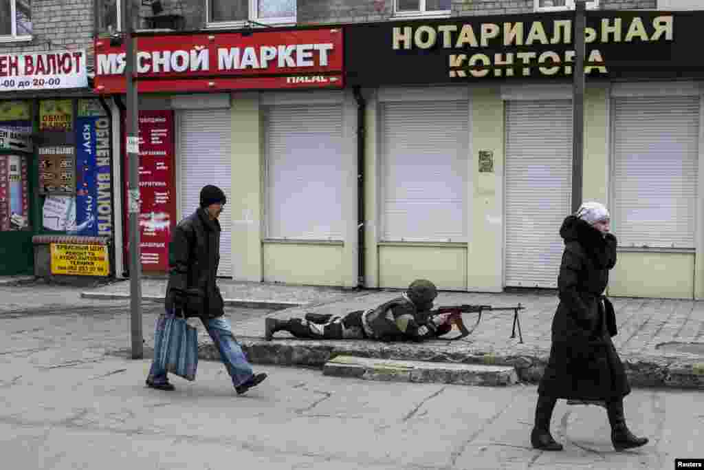 Проросійський бойовик під час «антитерористичної» (за словами самих бойовиків) операції в центрі Донецька, 18 березня 2015 року