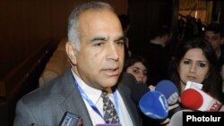 Րաֆֆի Հովհաննիսյանը պատասխանում է լրագրողների հարցերին: Բաքու, 22-ը նոյեմբերի, 2012թ.