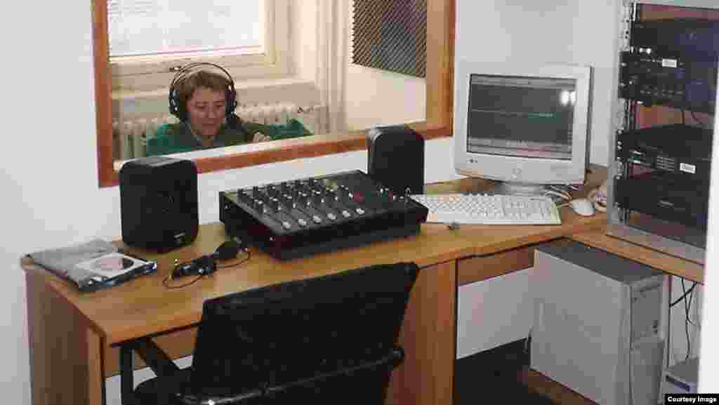 Silvija Simić, dopisnica RSE u tonskom studiju, Zagreb, 11. februar 2002.