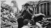 Нацистский офицер на руинах города Саарбрюккен. 1945 год.