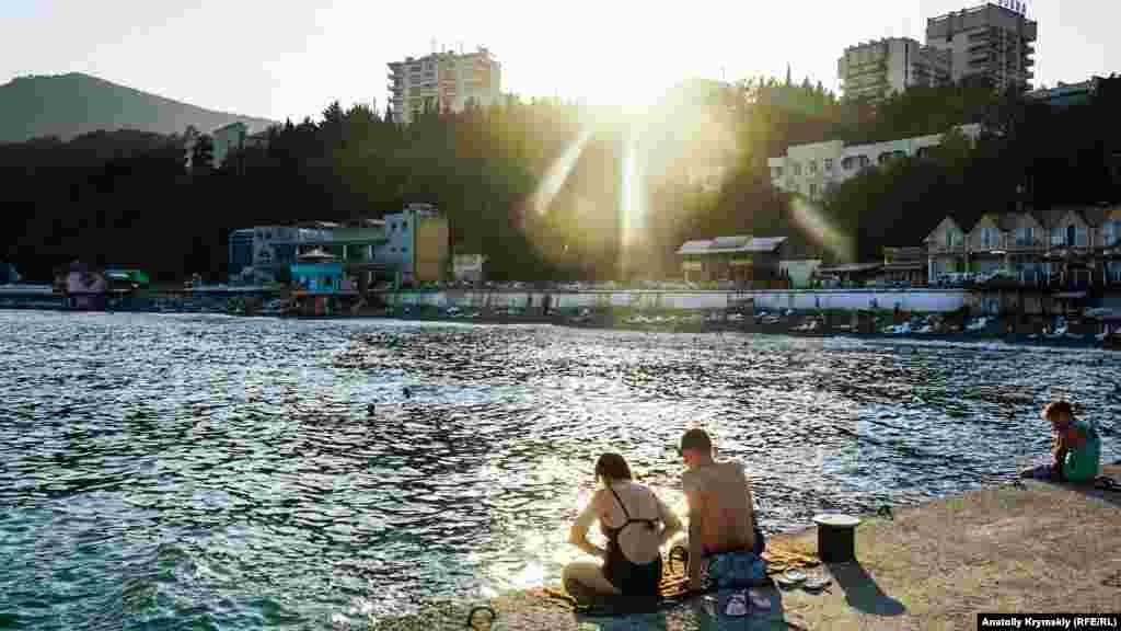 А вот в Профессорском уголке в день осеннего равноденствия было все наоборот. Температура воздуха достигала +25, вода в море прогрелась до +22. При такой погоде даже избалованному курортнику грех было жаловаться на погоду. До самых сумерек дети и взрослые не покидали городские пляжи