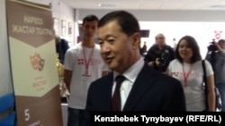 Болат Өтемұратовтың Алматыдағы жоғары оқу орындарының біріне барған сәті. 2016 жыл.