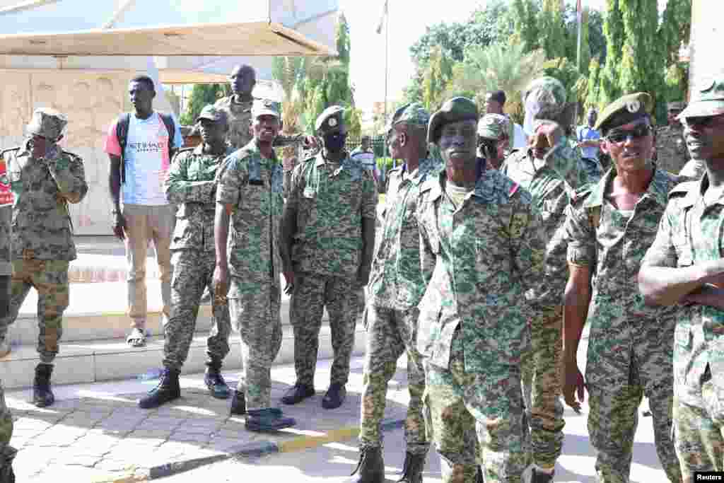 Sudanska vojska stoji na straži dok su demonstranti okupljeni u vojnim redovima uzvikivali "Dolje vladu gladi" ispred predsjedničke palače u Kartumu, 16. oktobra 2021 prije nego je 25. izvršen vojni udar.