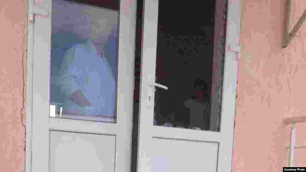 В с. Кольчугино Симферопольского района российские правоохранители провели обыск в помещениях мусульманской религиозной школы – медресе. При этом были выломаны двери и разбиты окна