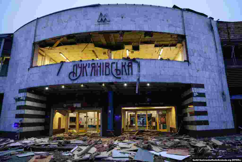 Киевта Лукьяновская метро станциясенә керү урыны Русия һөҗүменә дучар булды, 2025 елның 18 гыйнвары. &nbsp;