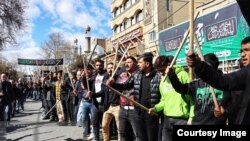 تجمع‌کنندگان «اجتماع علویان» چوب‌دستی‌هایی یکسان در دست داشتند