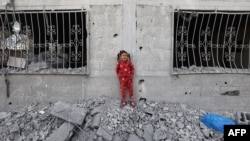 Palestinska djevojčica plače dok stoji pored ruševine jedne kuće, uništene u izraelskom napadu na Kan Junis na jugu Pojasa Gaze, 2. aprila 2025.