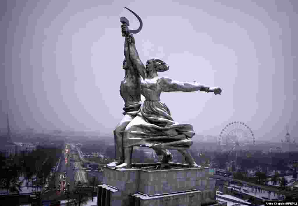 Москва, Россия. Скульптура "Рабочий и колхозница".