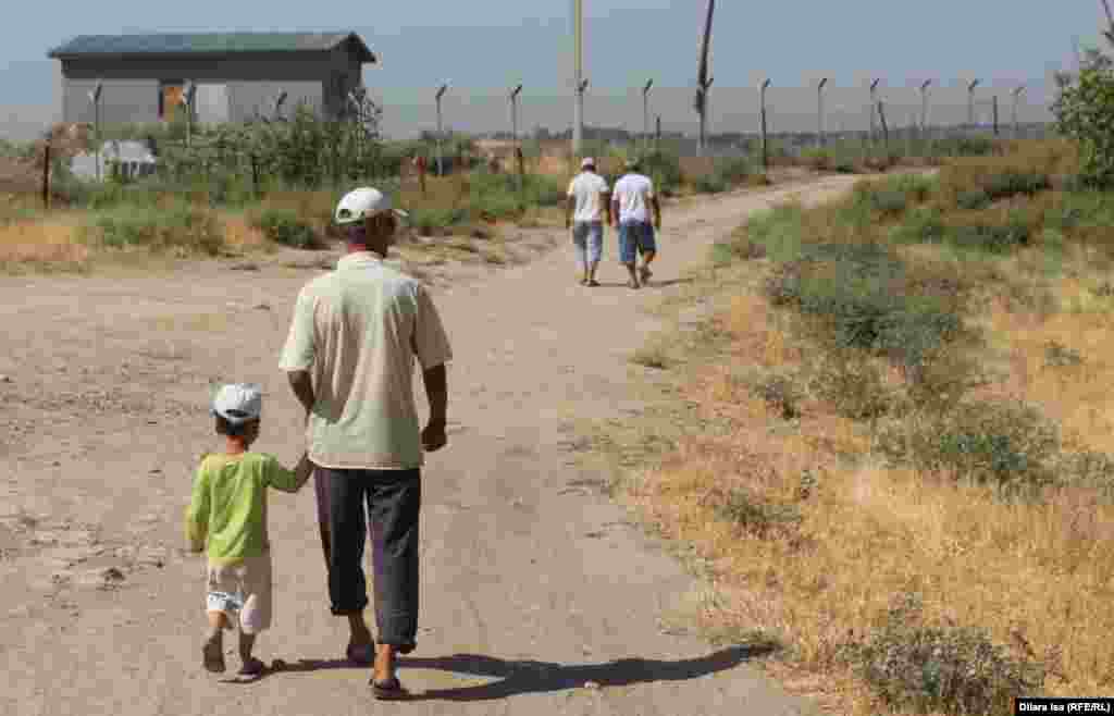 Родители не отпускают детей одних, опасаясь, что они, заигравшись, окажутся у колючей проволоки, натянутой вдоль границы. 