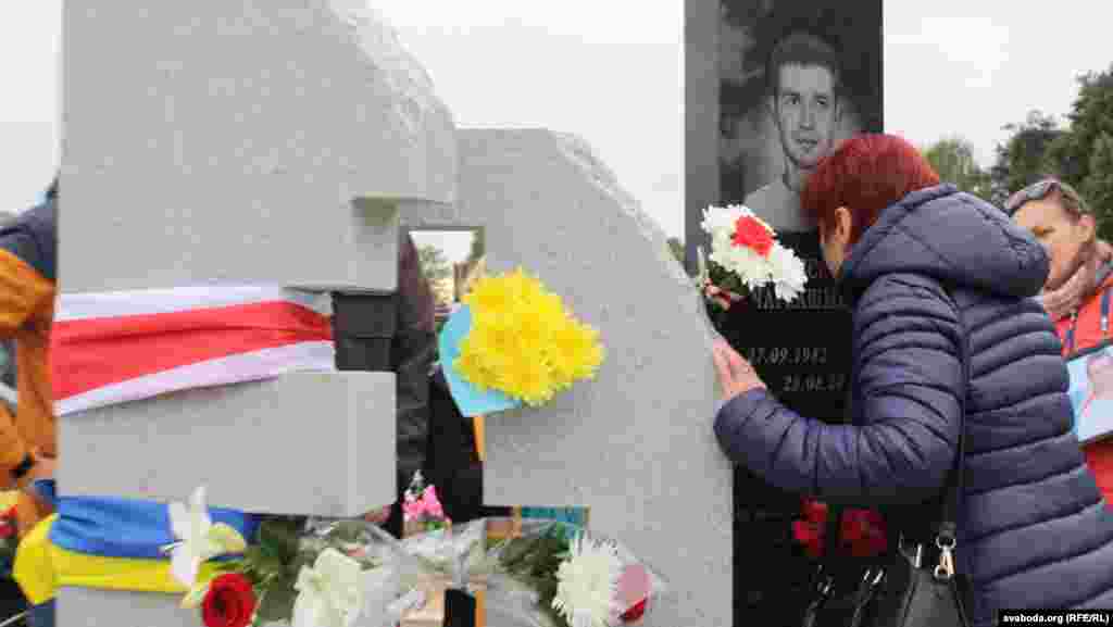 Маці Алеся Чаркашына Сьвятлана каля помніка сыну