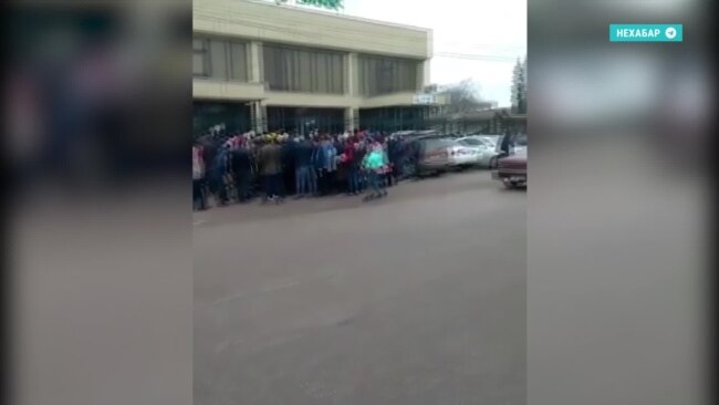 Драки в очередях в банки в Казахстане: люди пытаются получить пособие в $95