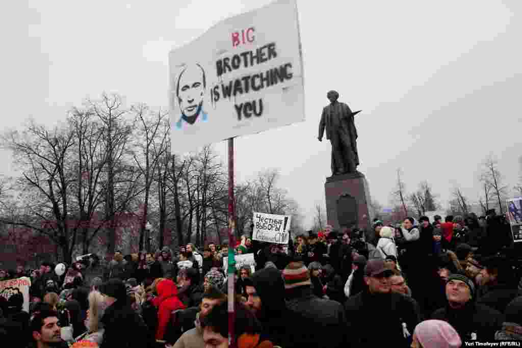 10 декабрь Мәскәүнең Сазлык мәйданында “Ирекле сайлаулар өчен!” чарасында 100-150 мең кеше катнашкан. Киләсе тапкыр оештыручылар урамга бер миллион кеше чыгарырга вәгъдә итә.