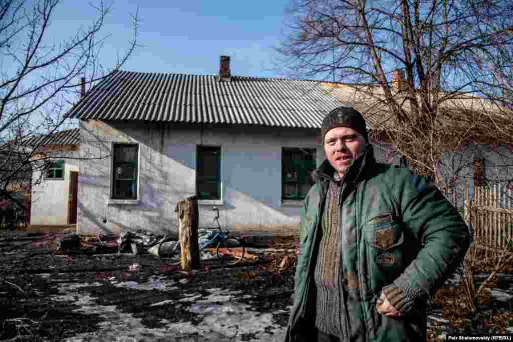 Іван перед своїм будинком у Петрівському районі Донецька. Він безробітний. Єдиний дохід, який має його родина, – це соціальна допомога для його трьох неповнолітніх дітей.