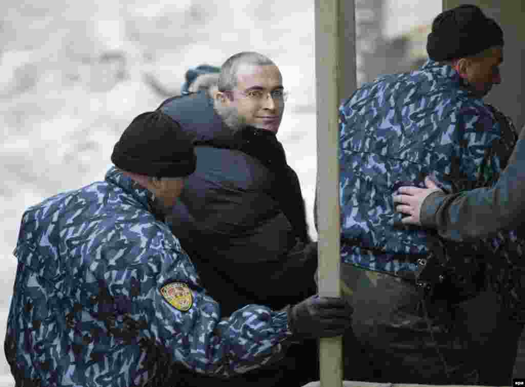Ходорковскийді сотқа апара жатыр. Мәскеу, 23 желтоқсан 2003 жыл.