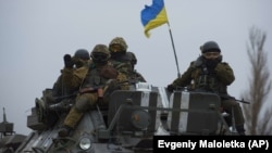 Українські військові на околиці окупованого російськими гібридними силами Донецька, 2 березня 2015 року