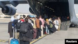 Посадка беженцев в американский транспортный самолет C-17 в аэропорту Кабула