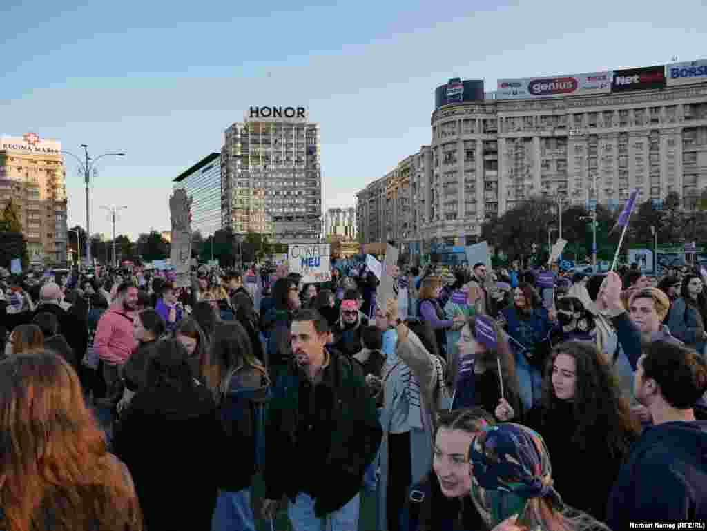 Marșul s-a încheiat în Piața Victoriei. Manifestații au mai fost și în Iași, Timișoara și Baia Mare. La Cluj-Napoca, evenimentul se desfășoară în 27 octombrie.