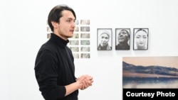 Ýadykar Ibraimow Beyond the Silence («Ümsümlikden aňyrda») sergisinde we onuň eserleri. Almaty, 2024-nji ýylyň noýabry. Roman Ýegorowyň fotosy

