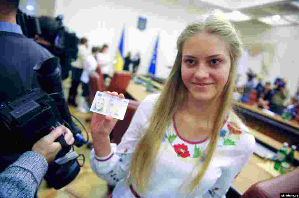 Прем'єр-міністр України Арсеній Яценюк вручив перші паспорти громадянина України у формі пластикової ID-картки двадцятьом українцям, які досягли 16-річного віку. Новий паспорт неможливо підробити, він має електронний безконтактний носій (чип) та видається на основі електронної бази Єдиного державного демографічного реєстру (ЄДДР) терміном на 10 років. Київ, 25 січня 2016 року
