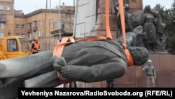 Демонтиране на паментик на Ленин в Запорожка област, 2016 г. 