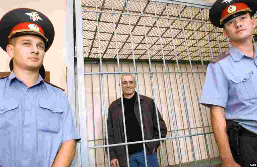 Ходорковский Чита облыстық соты тыңдауында тұр. Ол түрмеде жатқан кезде ЮКОС таратылып, негізінен мемлекет қарауына өтіп кетті. Чита, 2008 жылдың қазаны.
