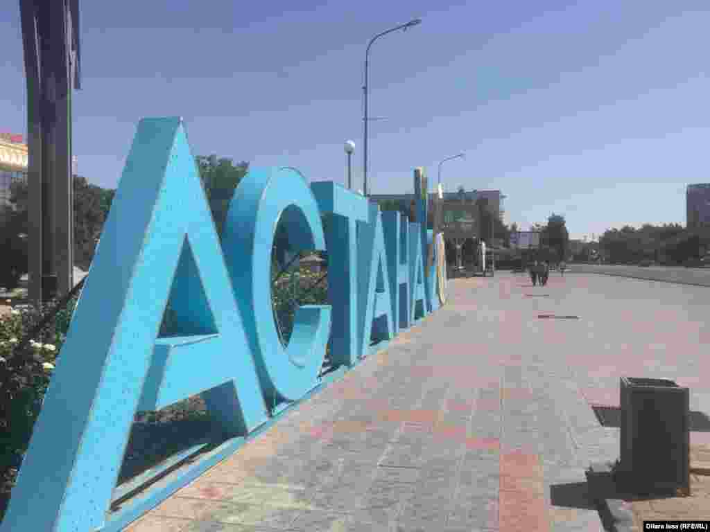Қазақстан 2018 жылы шілденің 6-сында Астана қаласының 20 жылдығын тойлады. Мемлекеттік мереке деп жарияланған бұл күн ел президенті Нұрсұлтан Назарбаев туған күнімен "дөп келеді". Астананы биыл 78 жасқа толған Назарбаевтың "перзенті" деп атайды. Суретте: Шымкент қаласының орталық алаңындағы жазу.