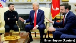 Президент Украины Владимир Зеленский (слева), президент США Дональд Трамп и вице-президент США Джей ди Венс (справа) во время встречи в Овальном кабинете Белого дома. Вашингтон, 28 февраля 2025 года