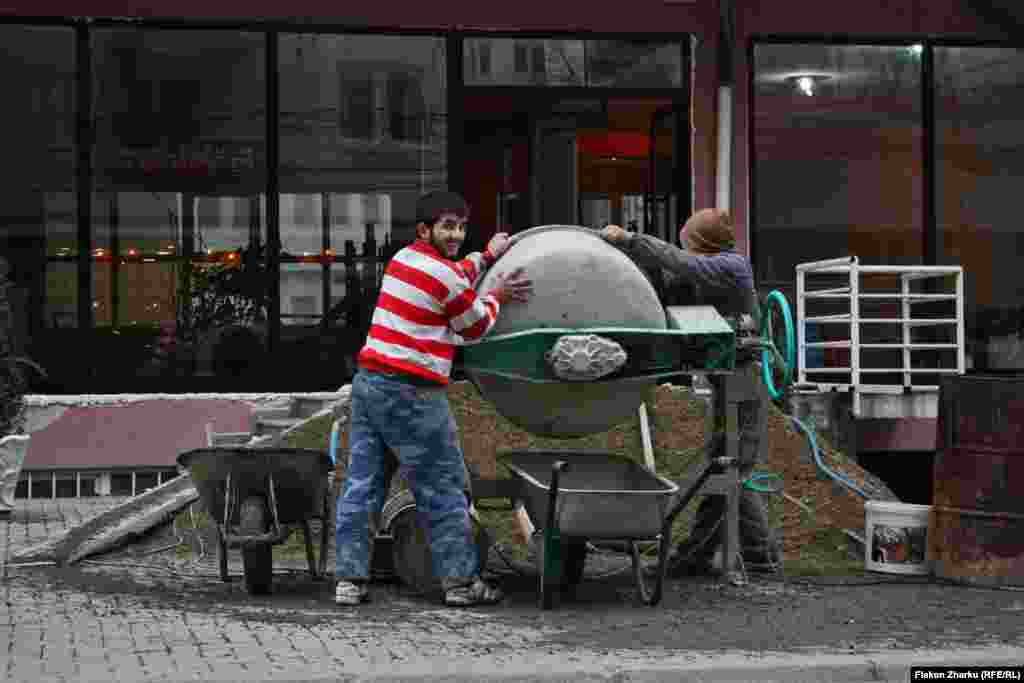 Lice radnika u Kosovo polju blista osmijehom. Sedamnaestogodišnji fotograf Flakon Zharku kaže da snima od kada je bio dječak "sa bilo kakvom kamerom koja bi mu došla u ruke".