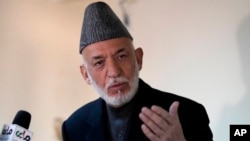 پخوانی ولسمشر حامد کرزی د یوې ناستې پر مهال - پخوانی انځور.
