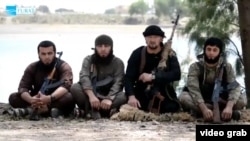Гулмурод Халимов (второй слева) с таджикскими "джихадистами" в Сирии