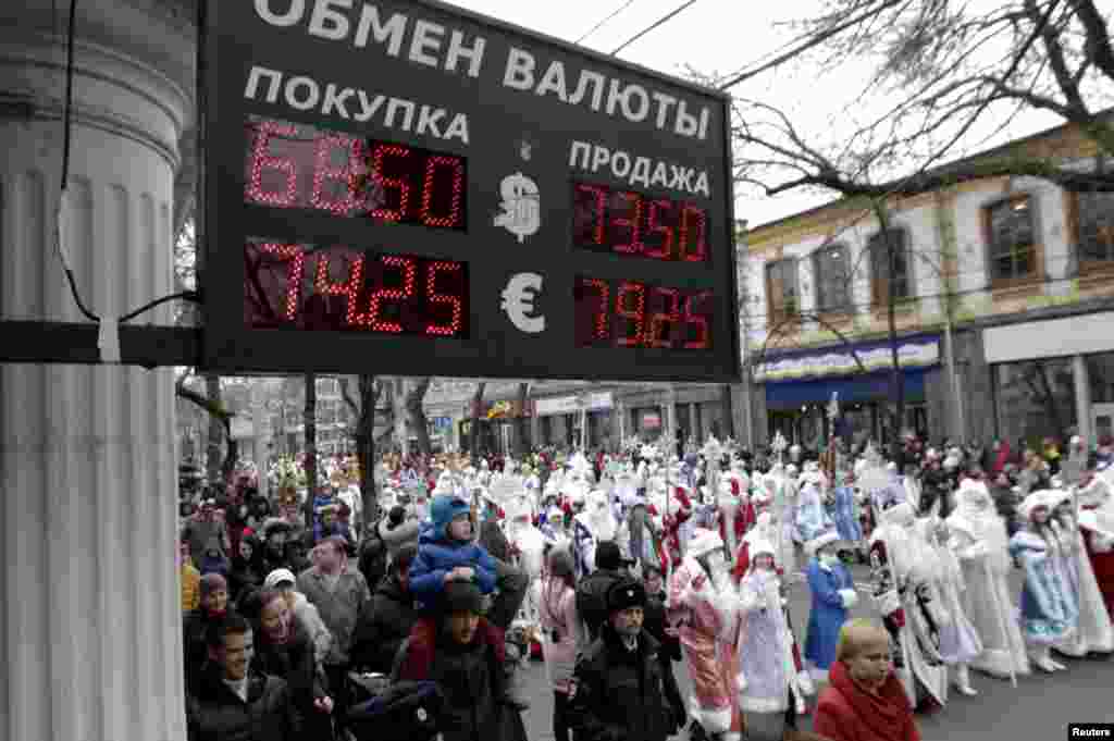 Шествие Дедов Морозов и Снегурочек по Краснодару, 20 декабря 2015 года. 