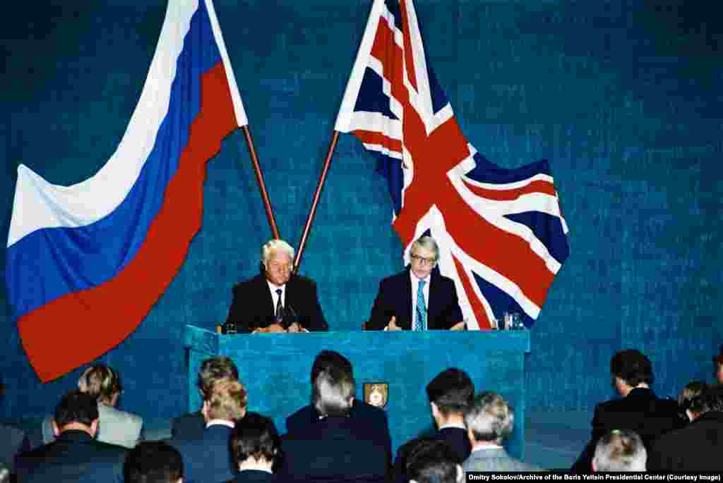 1994 жылғы қыркүйекте Лондонға ресми сапармен барған Ресей президенті Борис Ельцин Ұлыбритания премьер-министрі Джон Мейджордың сөзін ілеспе аударманың көмегімен тыңдап отыр.