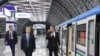2019 - yilning 24 - oktabrida Ochilboy Ramatov (o‘ngda) prezident Mirziyoyevga "Toshkent yerusti metrosining ilk bekatlari bitdi"¸ deb hisob bergan edi.
