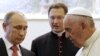 Папа Римський Франциск (праворуч) під час зустрічі з президентом Росії Володимиром Путіним. Ватикан, 10 червня 2015 року