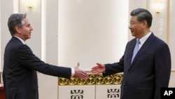 Secretarul de stat american Antony Blinken dă mâna cu președintele chinez Xi Jinping, în timpul unei vizite la Beijing a oficialului american. 