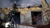Pompierii ucraineni intervin la o clădire în flăcări după un atac rusesc în Odesa, Ucraina, 23 februarie 2024.